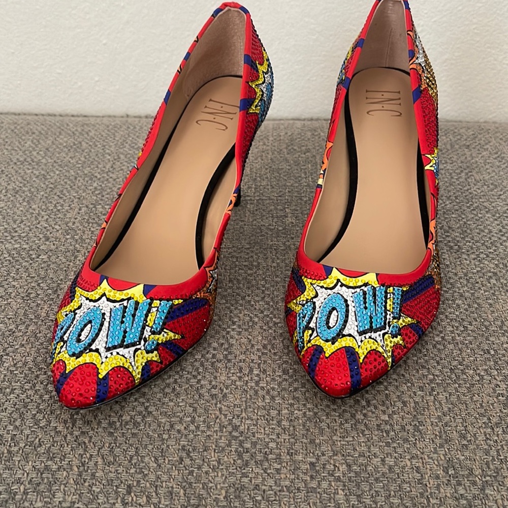 Stunning comic theme red pumps. POW/WHAM!